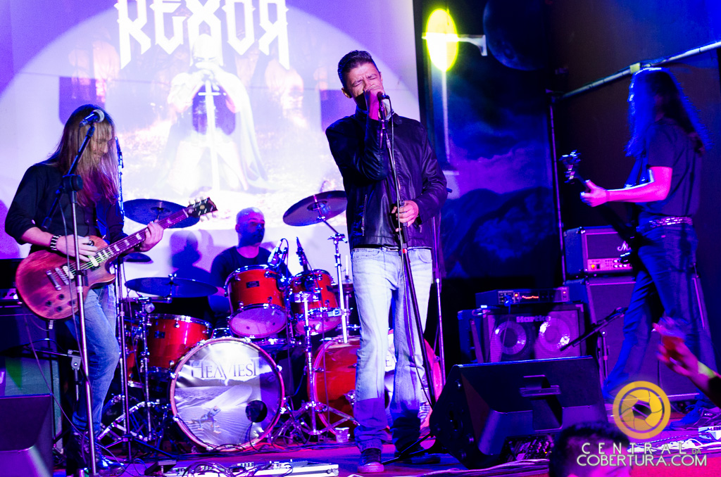 Noite de Metal no Gillan's Inn English Rock Bar com Rexor