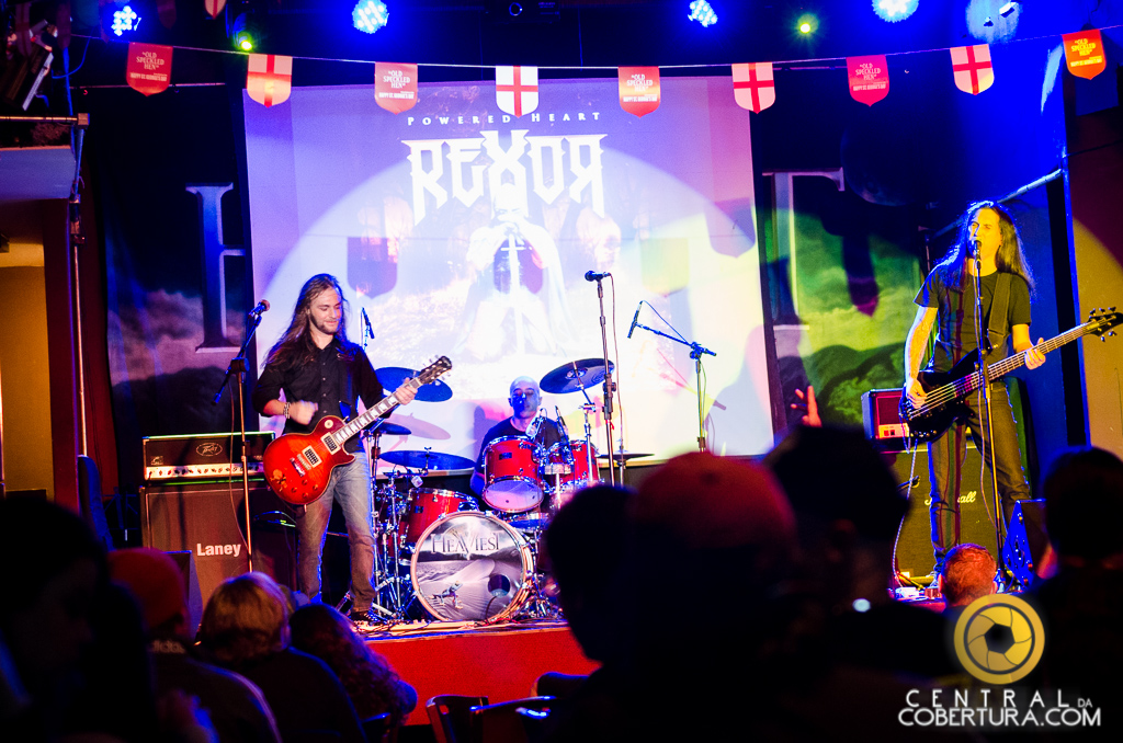 Noite de Metal no Gillan's Inn English Rock Bar com Rexor