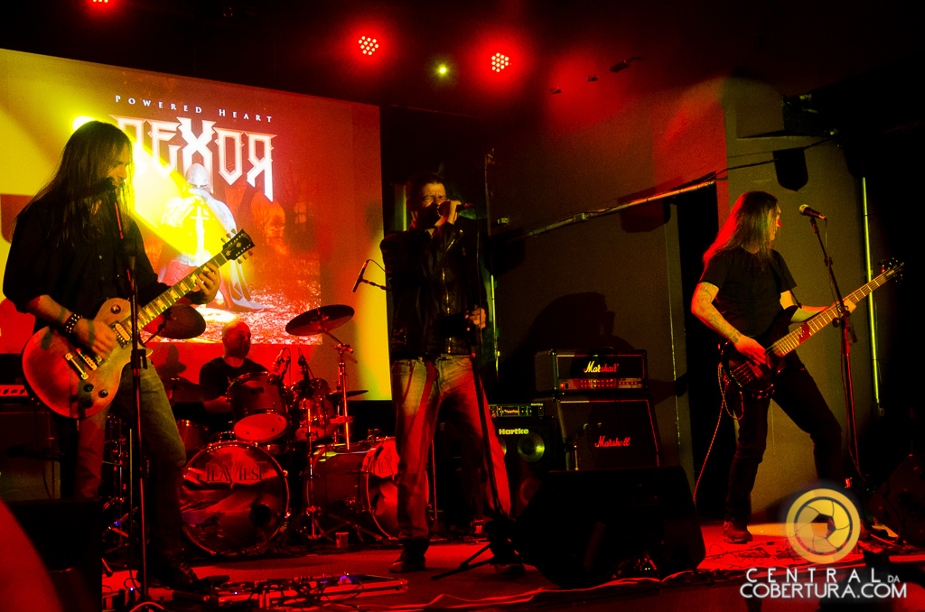 Noite de Metal no Gillan's Inn English Rock Bar com Rexor